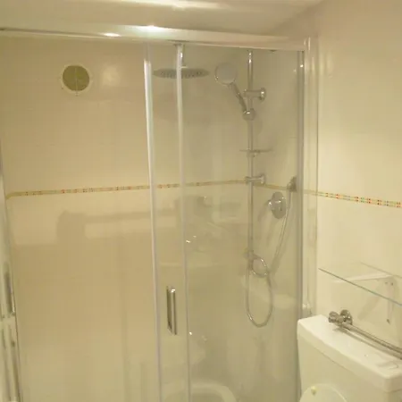 Modern White Near M1 Pasteur Pensión