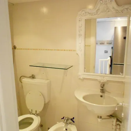 Modern White Near M1 Pasteur Guest house Milan